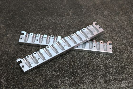 Dòng sản xuất son môi có hai màu với 12 lỗ