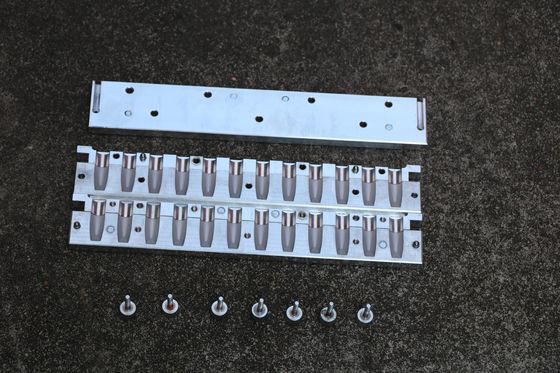 Dòng sản xuất son môi có hai màu với 12 lỗ